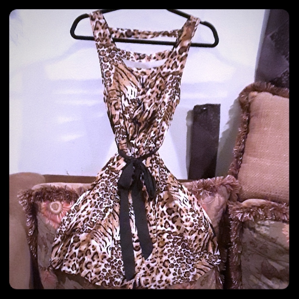 Sleeveless leopard dress with fabric belt